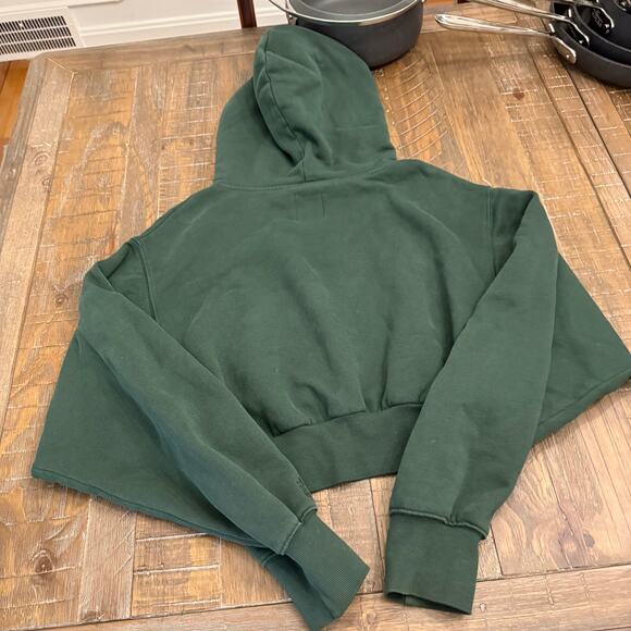 WORN ONCE aritzia forest green cropped sweatshirt hoodie - Picture 6 of 7